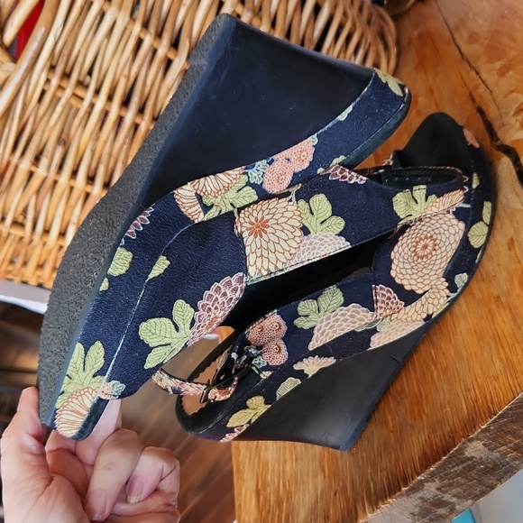 Very Volatile Canvas Floral Shoes - Picture 5 of 16